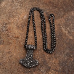 Czarny męski wisior Mjolnir